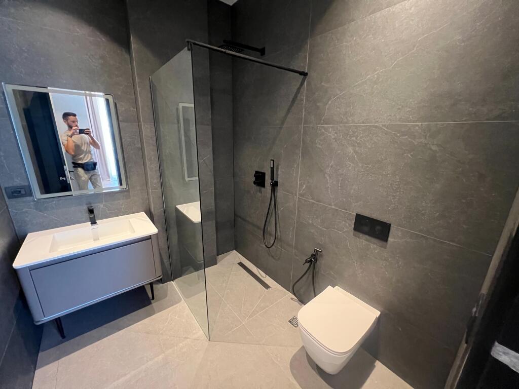 📣 QERA Vile e Bashkengjitur 📍 Forest Residence, Liqeni i Thate ✨     🏠 Vile 3-Kateshe   📐 Siperfaqe Banimi 400 m2   📐 Siperfaqe Trualli 400 m2   🔄 Organizohet Ne : Sallon Spacioz Dhe Ambient Gatimi, 4 Dhoma Gjumi, 5 Tualete, Kopesht i Gjelberuar, Podrum,  3 Post Parking.     💶 Cmimi 4.000 Euro