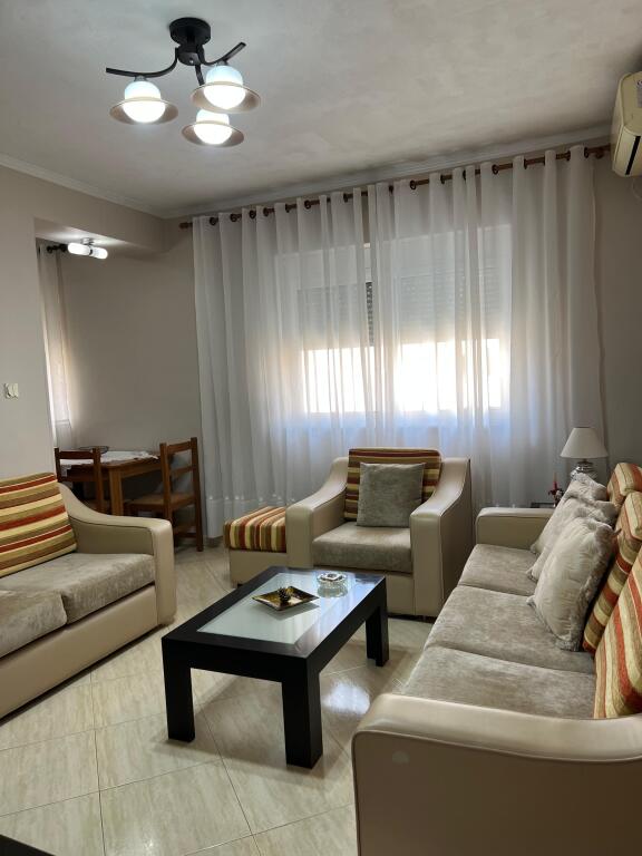 Jepet 2+1 me qira rruga Elbasanit