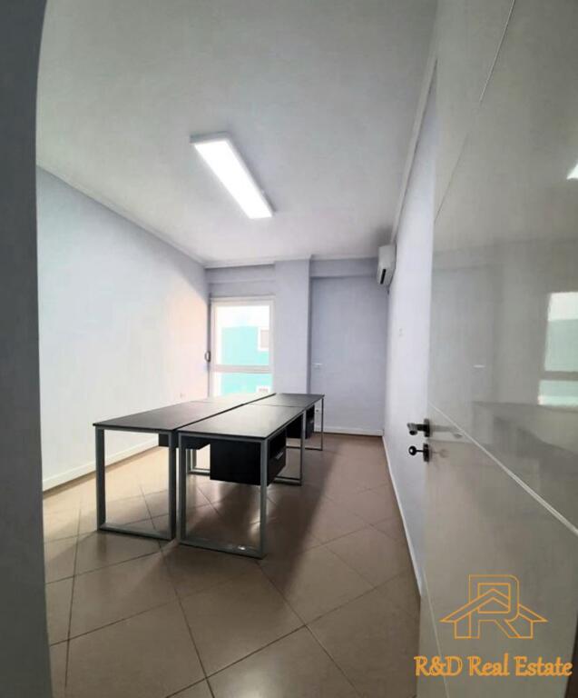 Jepet me qira ambient zyre 98 m² pranë Qendrës Toptani