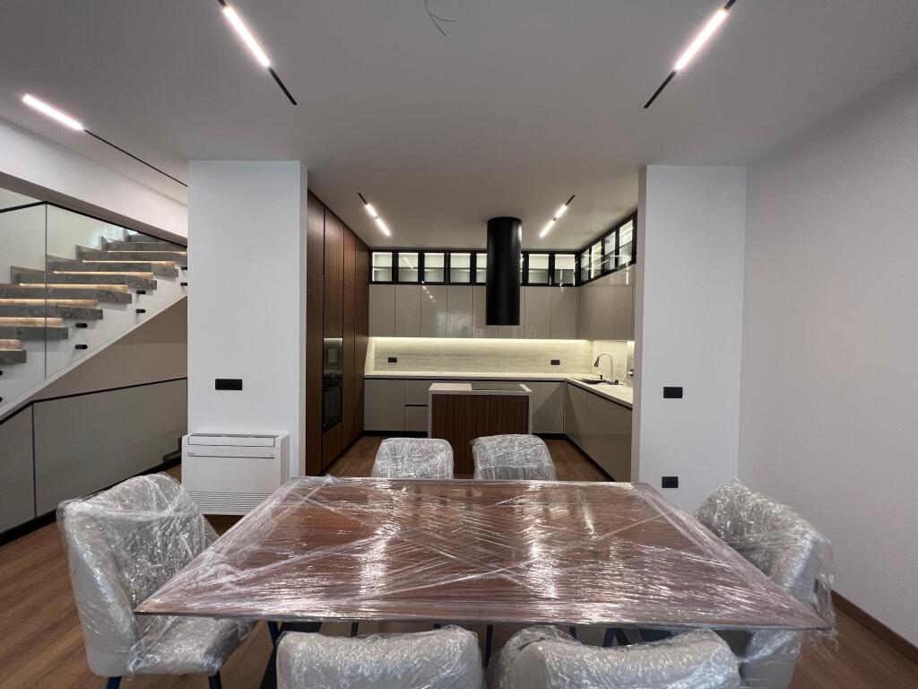 📣 QERA Vile e Bashkengjitur 📍 Forest Residence, Liqeni i Thate ✨     🏠 Vile 3-Kateshe   📐 Siperfaqe Banimi 400 m2   📐 Siperfaqe Trualli 400 m2   🔄 Organizohet Ne : Sallon Spacioz Dhe Ambient Gatimi, 4 Dhoma Gjumi, 5 Tualete, Kopesht i Gjelberuar, Podrum,  3 Post Parking.     💶 Cmimi 4.000 Euro