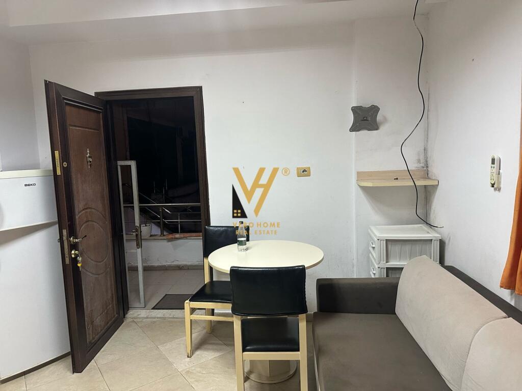 MONOLOCALE IN AFFITTO AL 21 DHJETORI 350 EURO