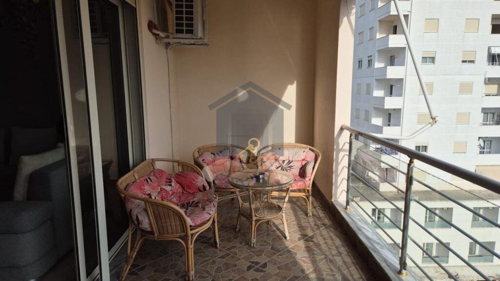 Jepet me qira apartament 1+1, kati i 6-të me ashensor, me pamje fantastike nga deti – Plazh Iliria