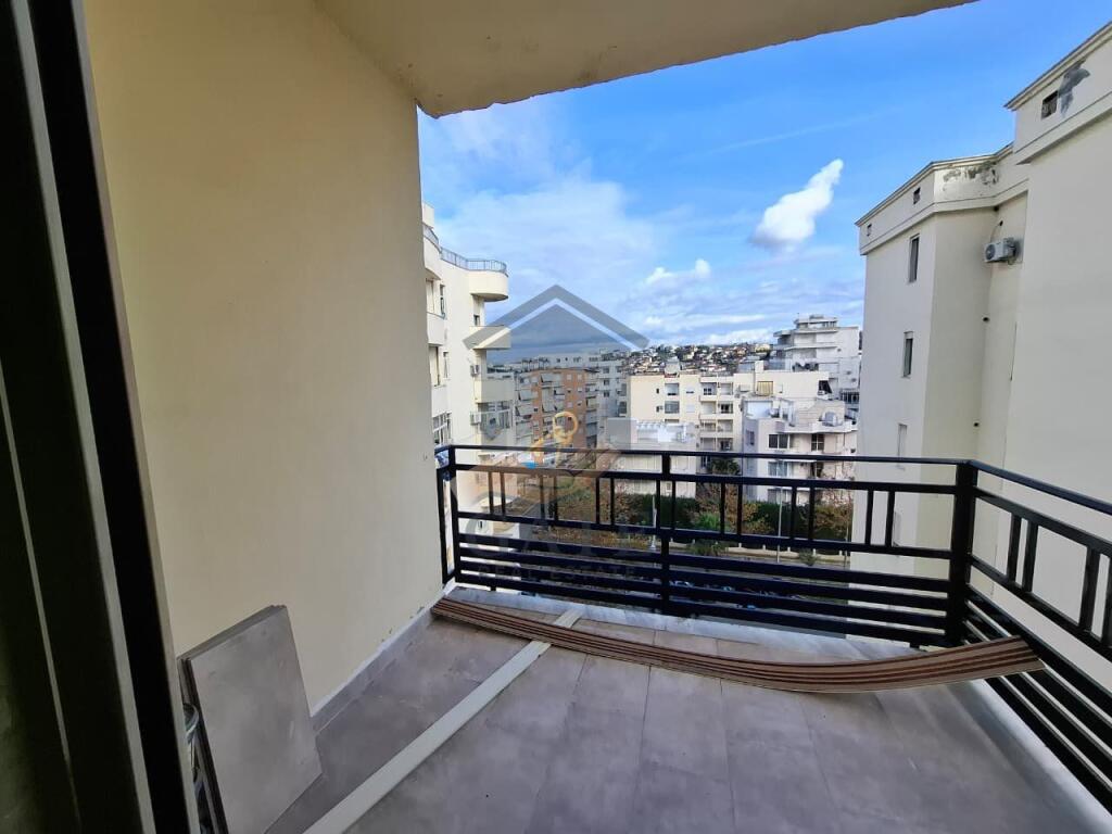 Shitet apartament 2+1 – Plazh Iliria, totalisht i mobiluar dhe i investuar, kati i 6 me ashensor – shumë pranë detit, pranë Hotel Horizont