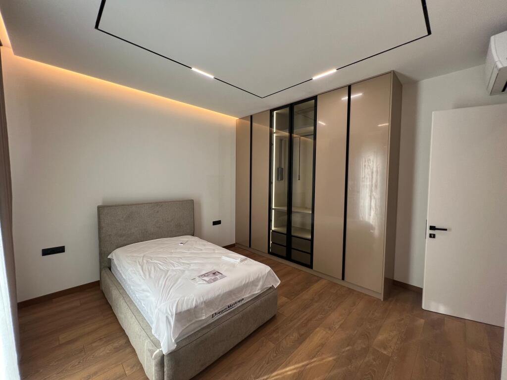 📣 QERA Vile e Bashkengjitur 📍 Forest Residence, Liqeni i Thate ✨     🏠 Vile 3-Kateshe   📐 Siperfaqe Banimi 400 m2   📐 Siperfaqe Trualli 400 m2   🔄 Organizohet Ne : Sallon Spacioz Dhe Ambient Gatimi, 4 Dhoma Gjumi, 5 Tualete, Kopesht i Gjelberuar, Podrum,  3 Post Parking.     💶 Cmimi 4.000 Euro