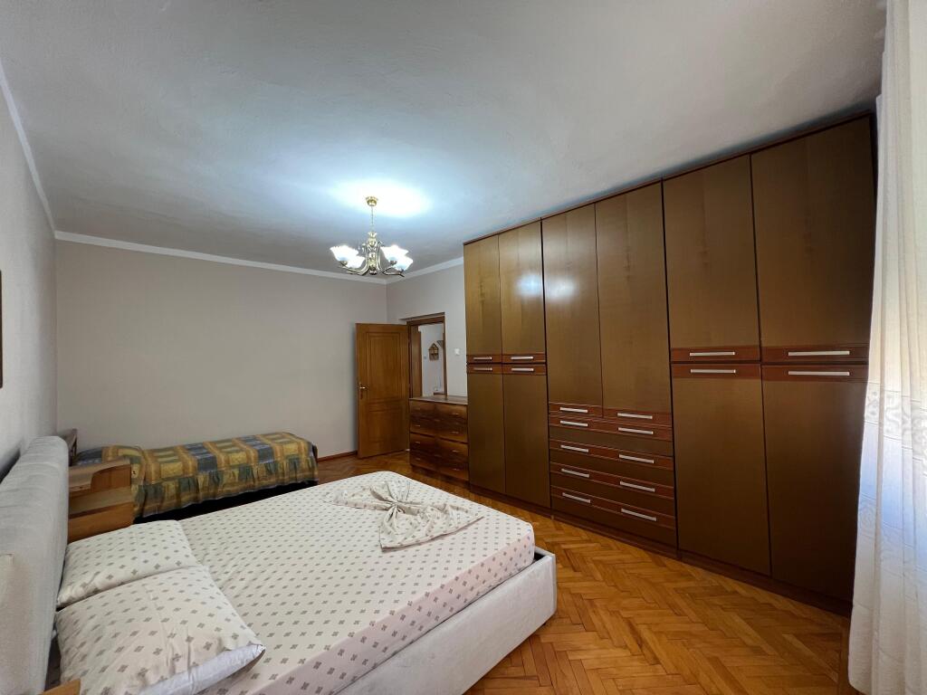 Jepet 2+1 me qira rruga Elbasanit