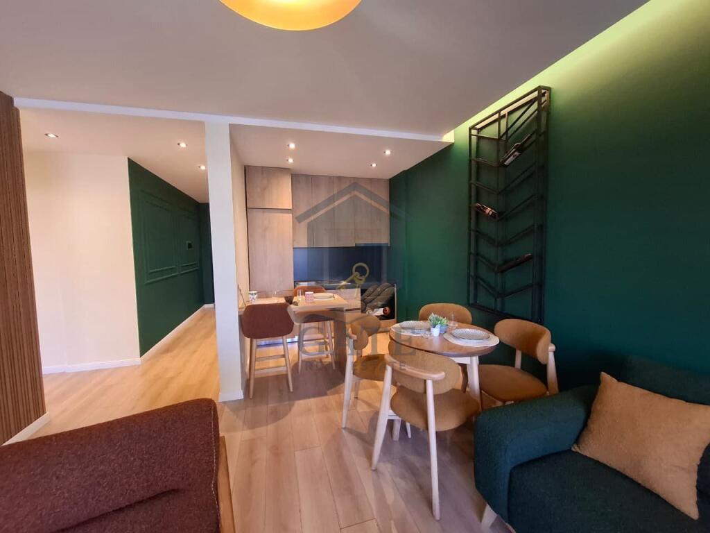 Shitet apartament 2+1 – Plazh Iliria, totalisht i mobiluar dhe i investuar, kati i 6 me ashensor – shumë pranë detit, pranë Hotel Horizont