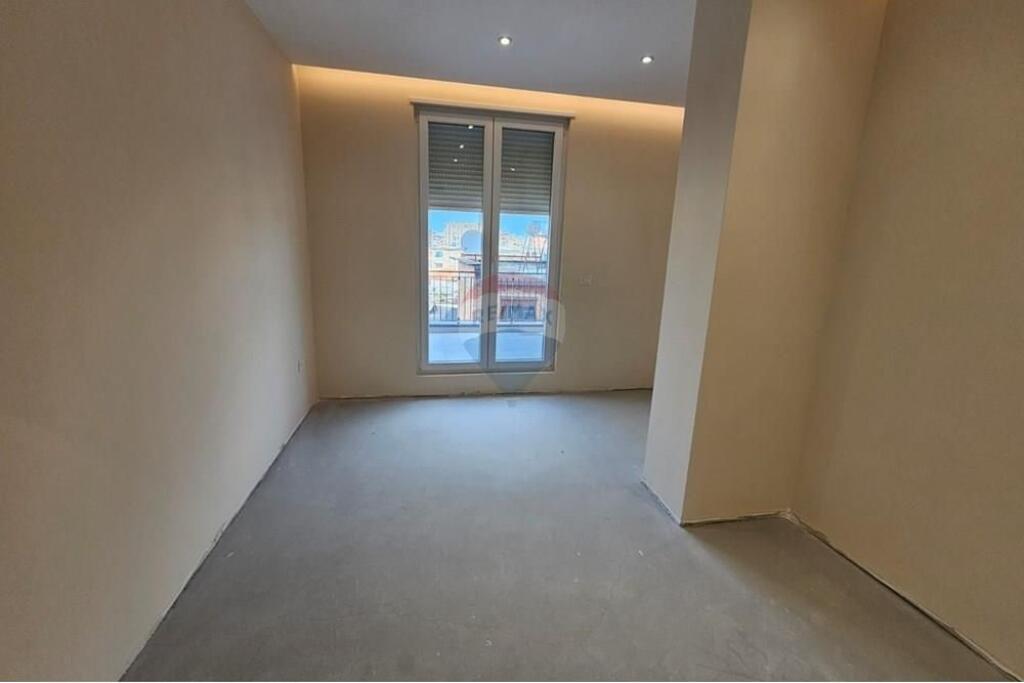 Shitet Apartament 2+1+2 te Ish Tregu Elektrik