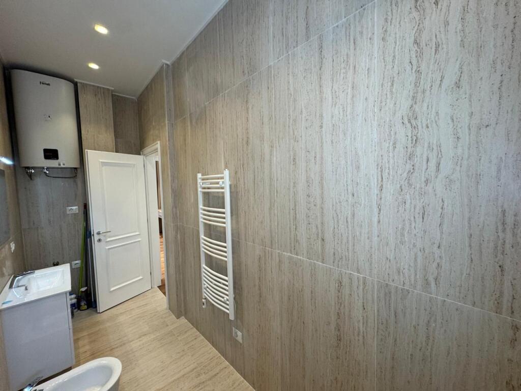 Jepet me qira apartament luksoz 2+1 në qendër të Durrësit