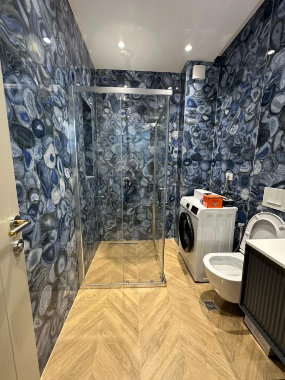 2+1, luxury furnished, near the red school, 1050 euros with parking