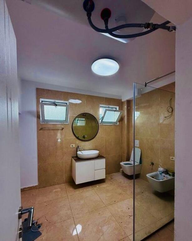 APARTAMENT 2+1 PER SHITJE PRANE PETRO NINIT!