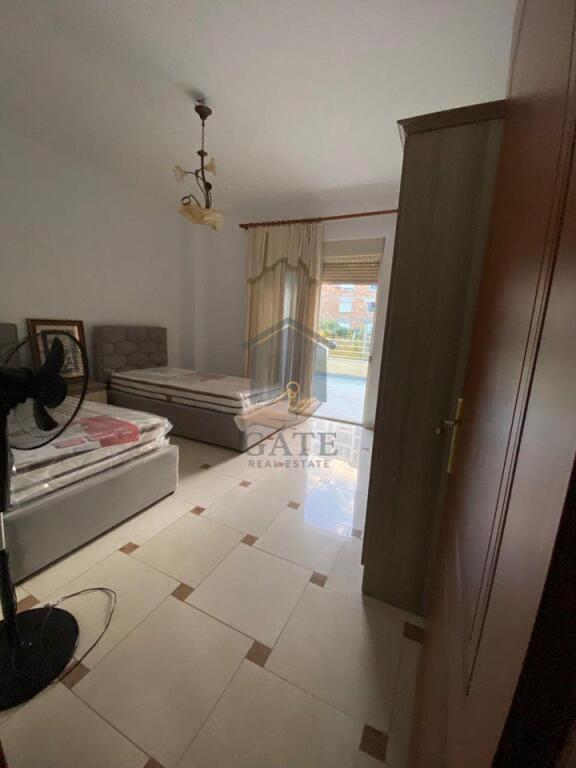 Jepet me Qira Apartament 3+1 me Verandë 30 m² – Durrës