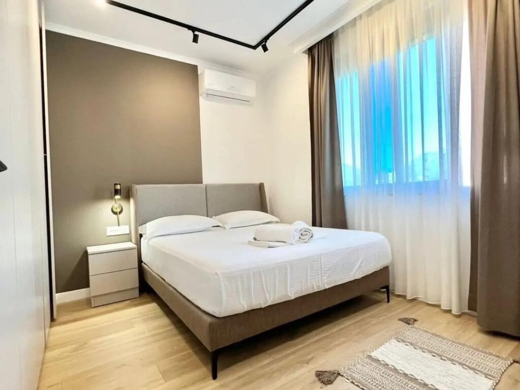 Vicino al Viale Zogu Pare, presso la Stazione Ferroviaria vendiamo 3 appartamenti
