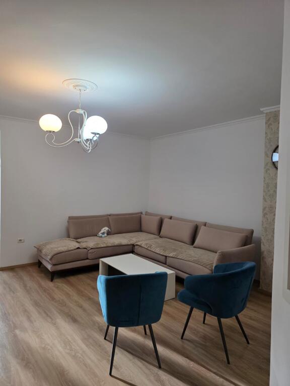 Apartament 3+1 me qira mes Pazarit te Ri