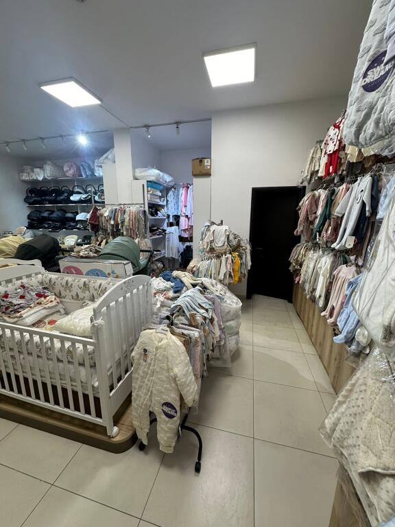 Locale commerciale in affitto a Yzberisht vicino al big market