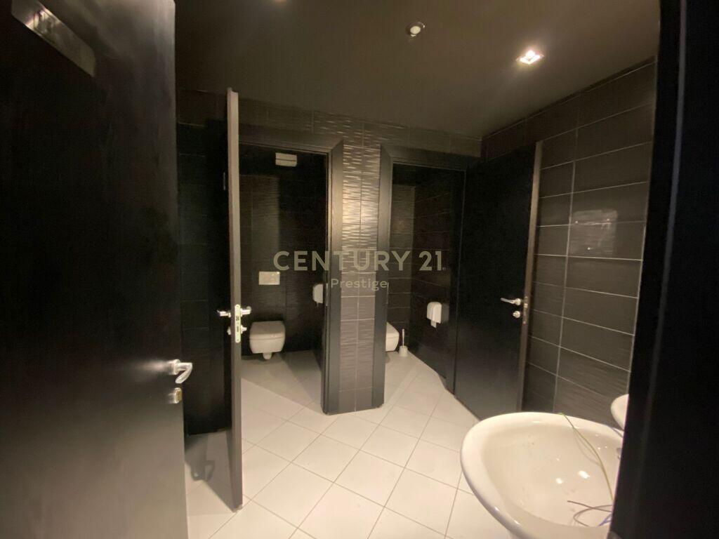 Jepet me qira ambient biznesi bar piceri ne zonen e Astirit!