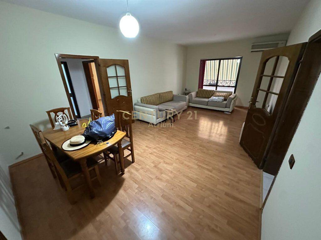 Jepet me qira ambient për zyrë 3+1+2 – Bulevardi “Zogu I”, Tiranë