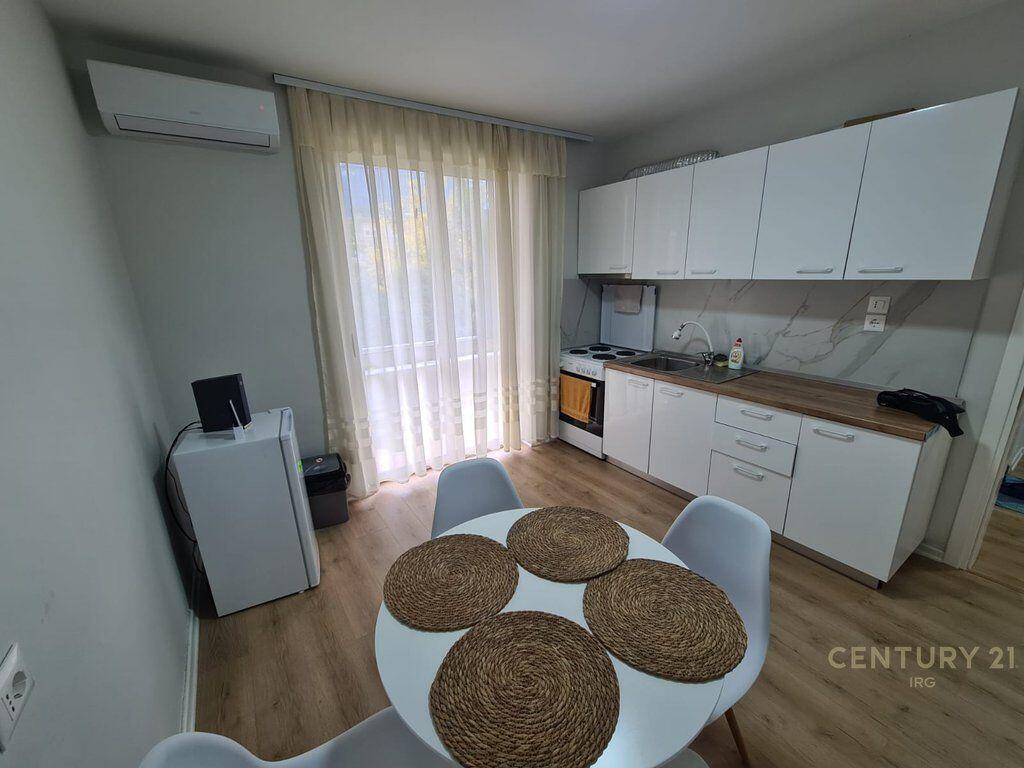 Jepet me qira apartament 1+1 në Rrugën e Kavajës, pranë qendrës.