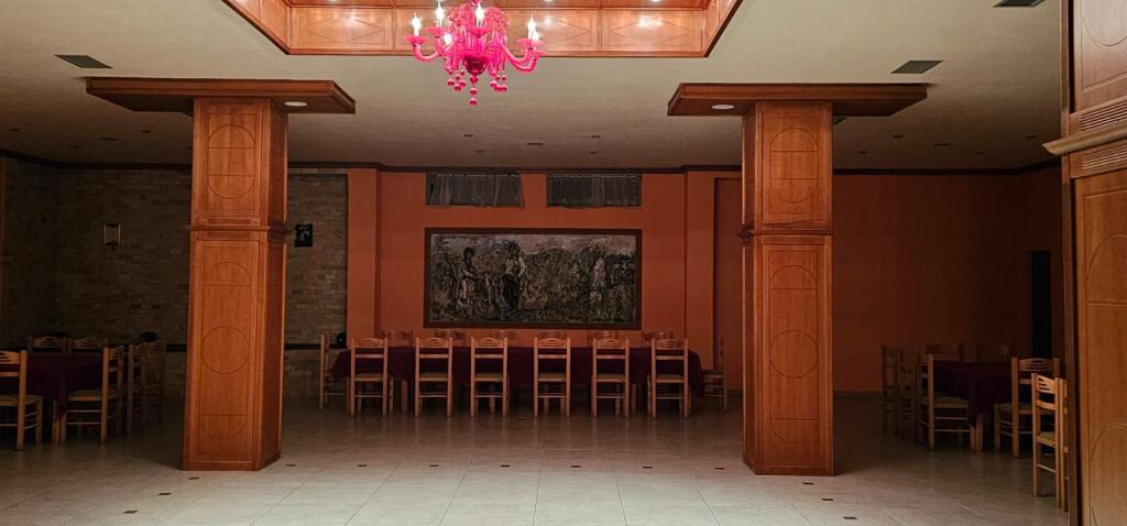 JEPET ME QERA NDERTESA SHUMËFUNKSIONALE 3 KATËSHE ADRESA SHENOVLASH 200M NGA AUTOSTRADA