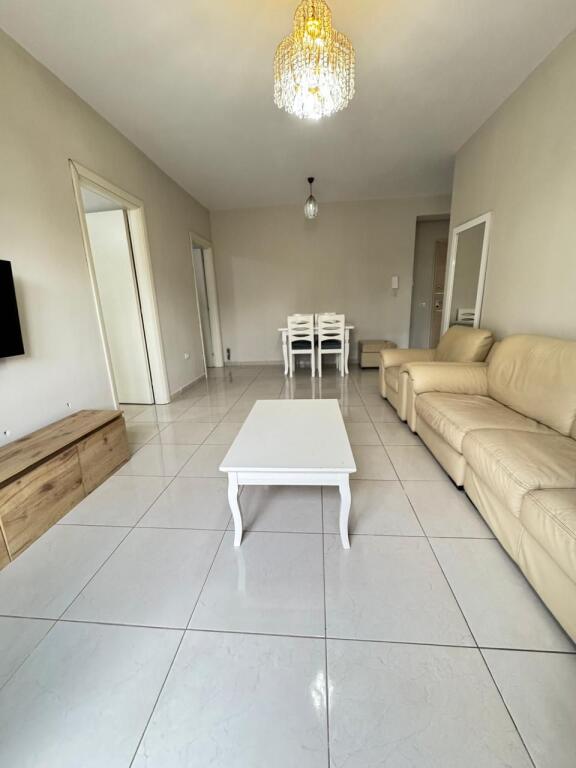 Jepet me qera 2+1 mobiluar ashensor 648 eu te treni