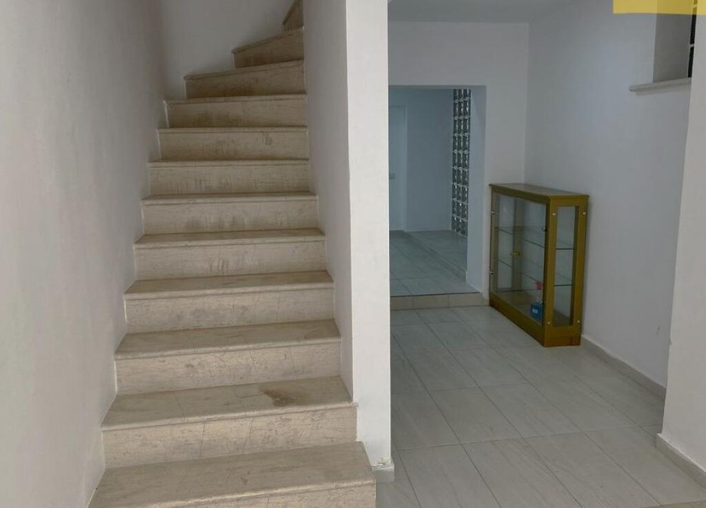 Qira Ambient Biznesi – Pranë Muzeut Kombëtar