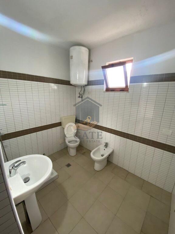 🏡 Jepet me qira apartament 1+1 në zonën e Zjarrfikëses – Kat i 1-rë i një vile 2-katëshe.