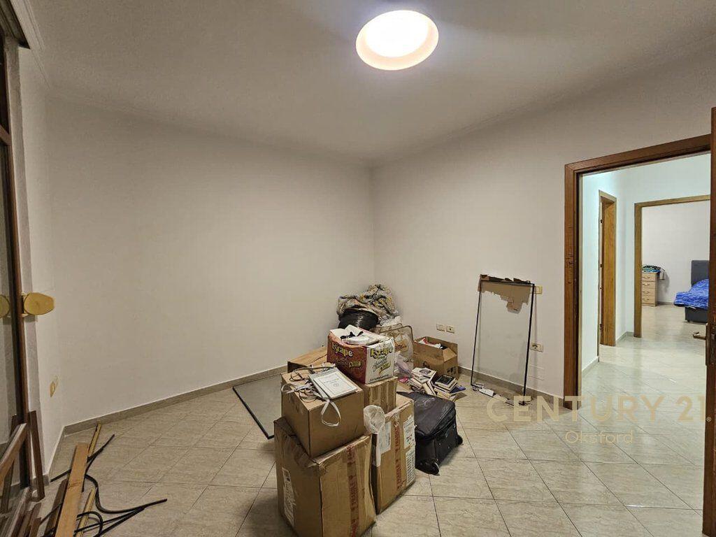 Shitet apartament 2+1 me kuzhinë të veçuar, zona “Shkolla e Kuqe” – Rruga Bardhyl, Tiranë.