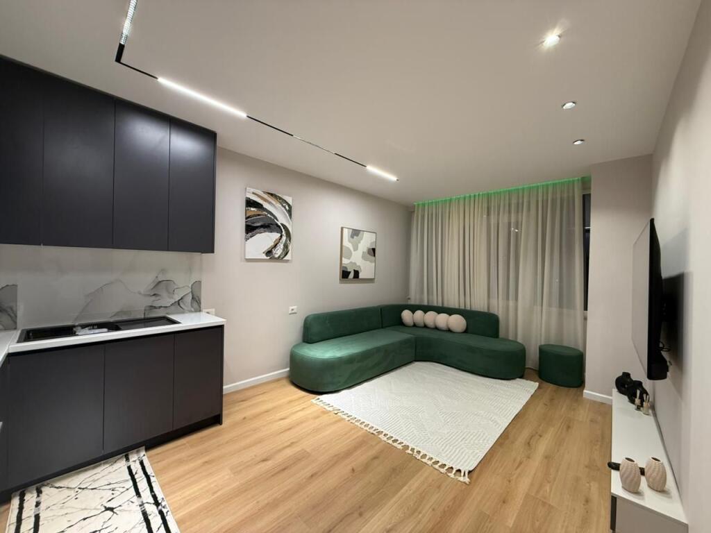 Shitet 1+1 Astir prane Nela 5