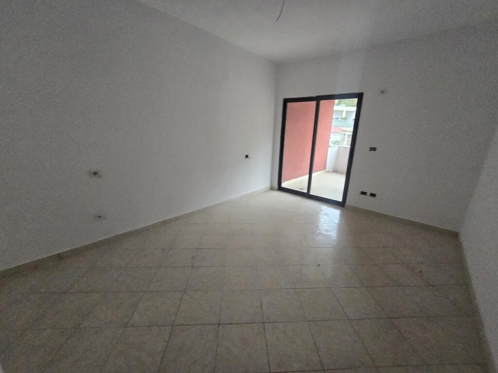 Shitet Apartament 1+1 Me Ballkon ne Fresk