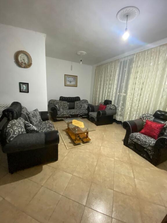 Jepet me qera 2+1 kat 2 vile ne allians 35000 lek mobiluar  