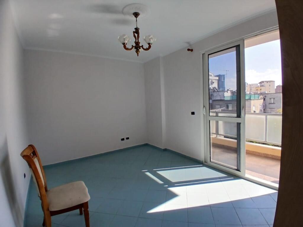 Jepet me qera apartament 3+1+2 tuale +1 ballkon  Mine peza