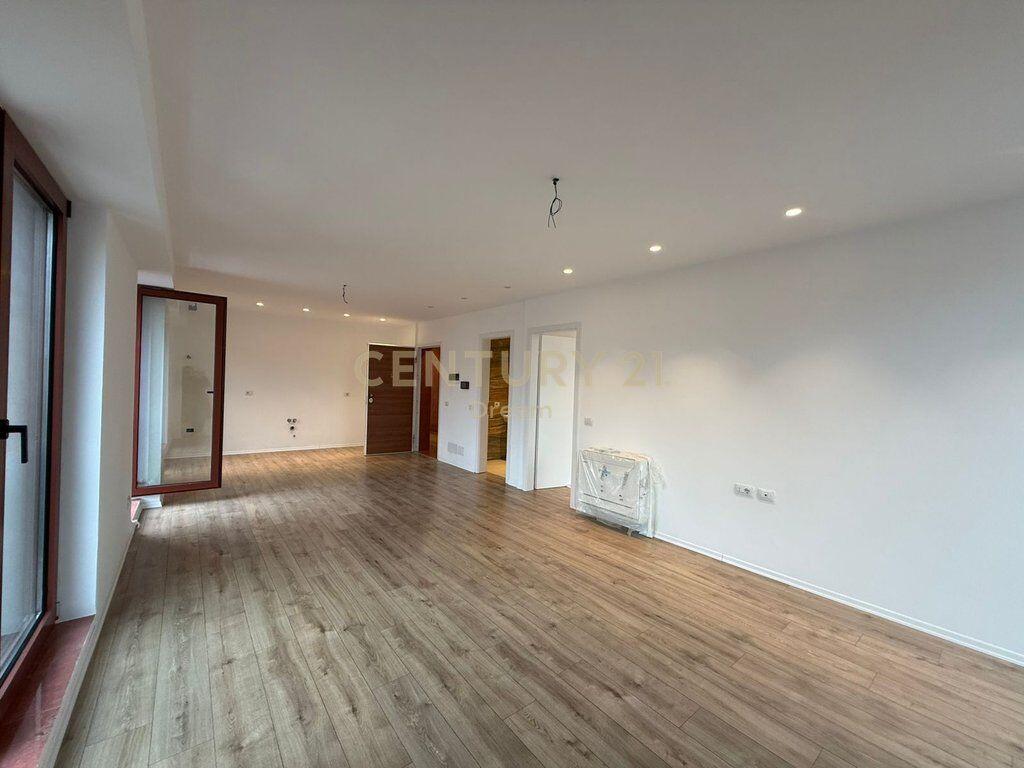 Zyrë me qira pranë Qendrës – Rruga e Kavajës.