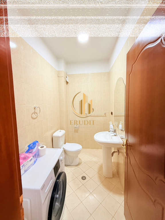 Jepet me Qira  Apartament 3+1+2 pranë Bulevardit Kryesor, Vlorë