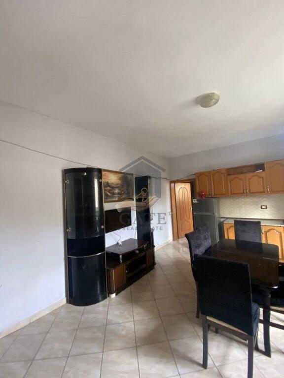 🏡 Jepet me qira apartament 1+1 në zonën e Zjarrfikëses – Kat i 1-rë i një vile 2-katëshe.