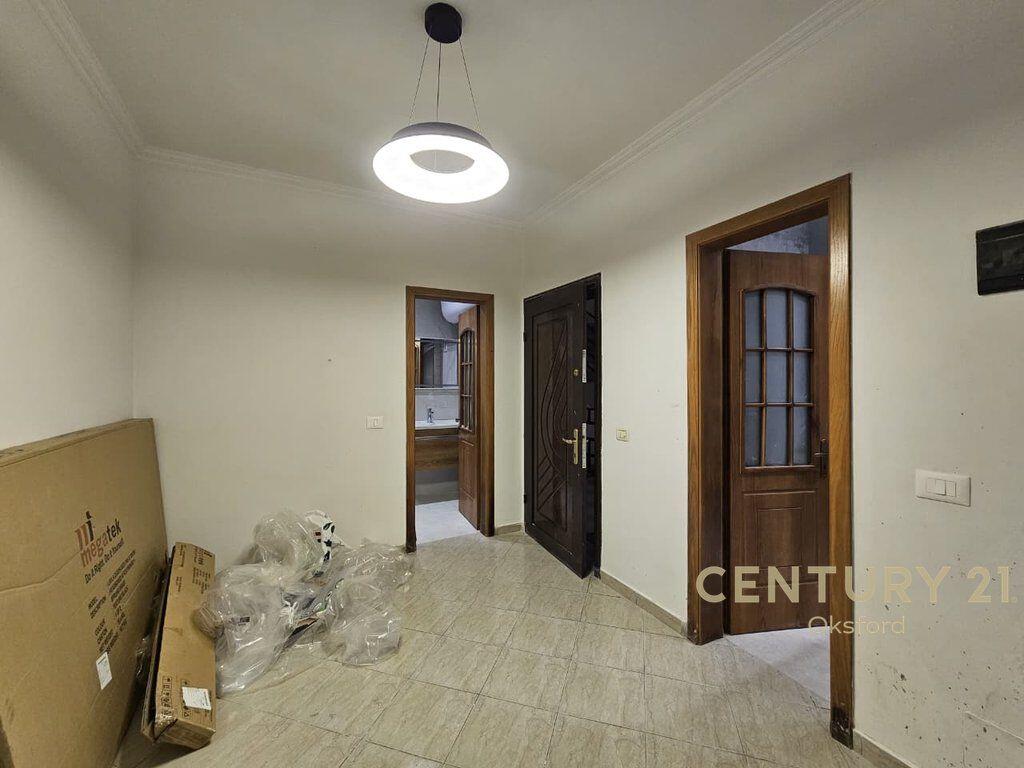 Shitet apartament 2+1 me kuzhinë të veçuar, zona “Shkolla e Kuqe” – Rruga Bardhyl, Tiranë.