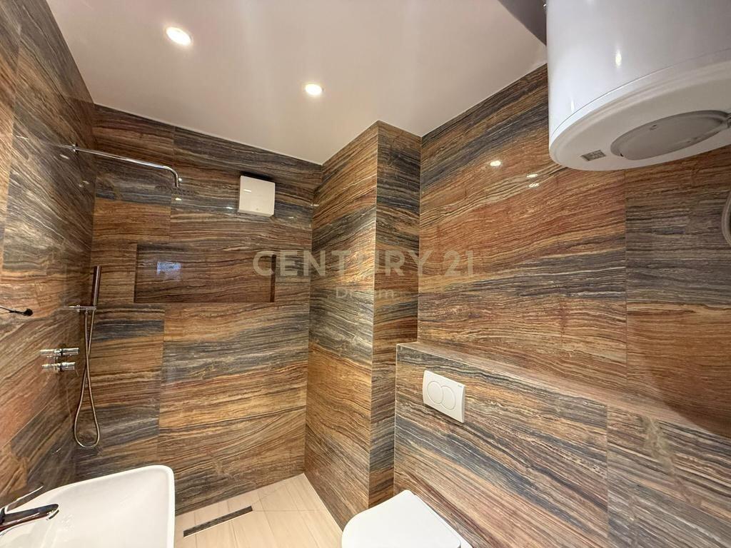 Jepet me qira ambient zyre, Rruga e Kavajës – pranë qendrës.