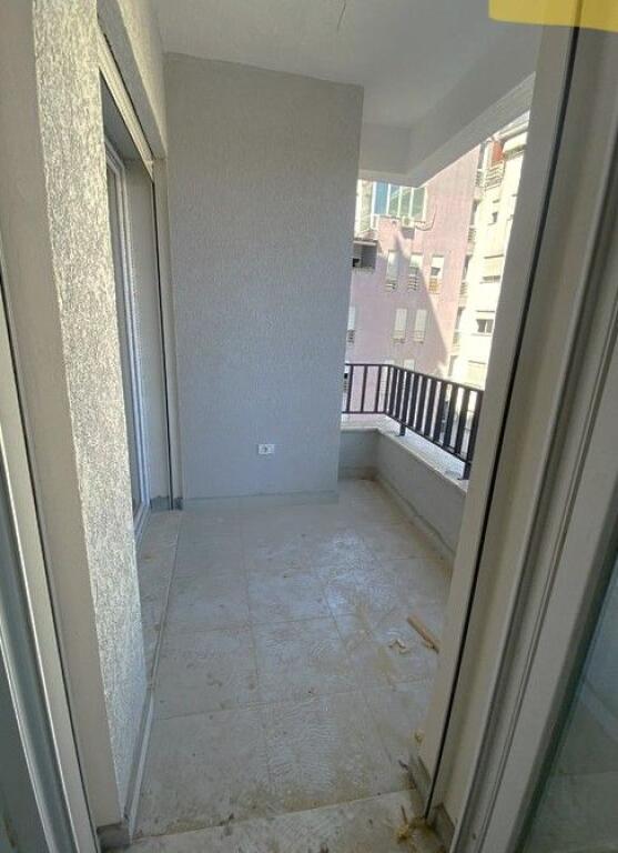 Shitet, Apartament 1+1 – Rruga Qemal Stafa, Pazari i Ri