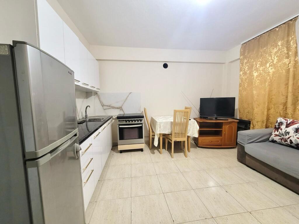 Shtepi 1+1 e Bollshme ( Rr. Vilave - TEG, Lunder ) i Kompletuar: Kuzh e Re &amp; Dh Gjumi e Madhe 300 Euro/Muaj