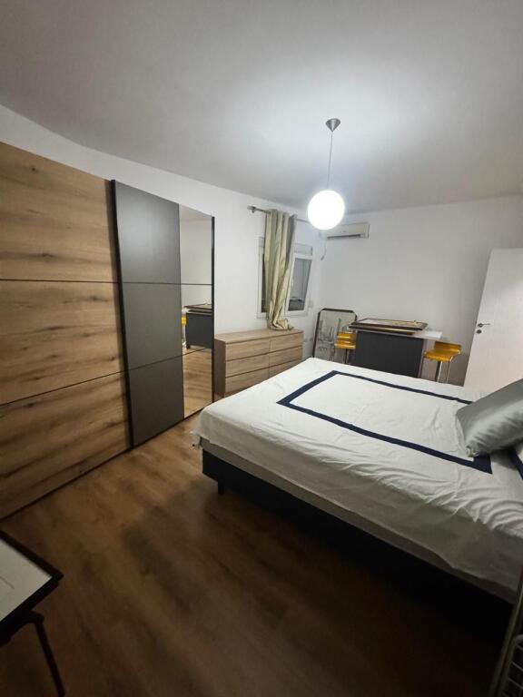 Apartament 2+1+2 tualete tek Komuna e Parisit!