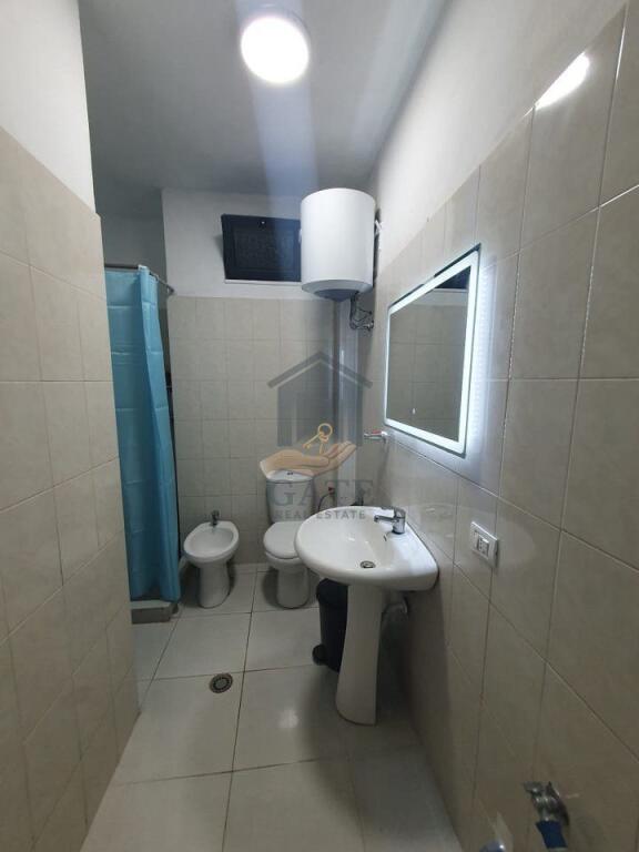 Jepet me qira apartament 1+1 – Kati i 2-të, Plazh Durrës – Totalisht i mobiluar.