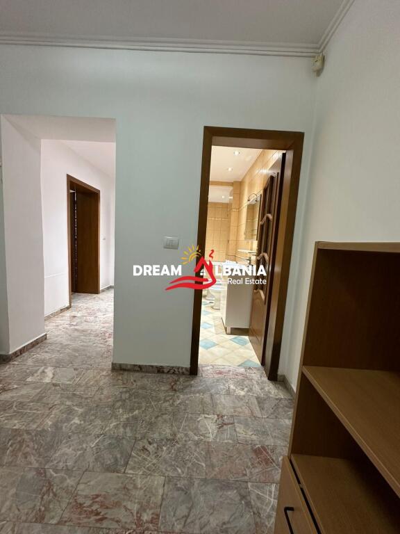 Zyre me qera prane Sheshit Wilson ne Tirane (ID 4261676 )