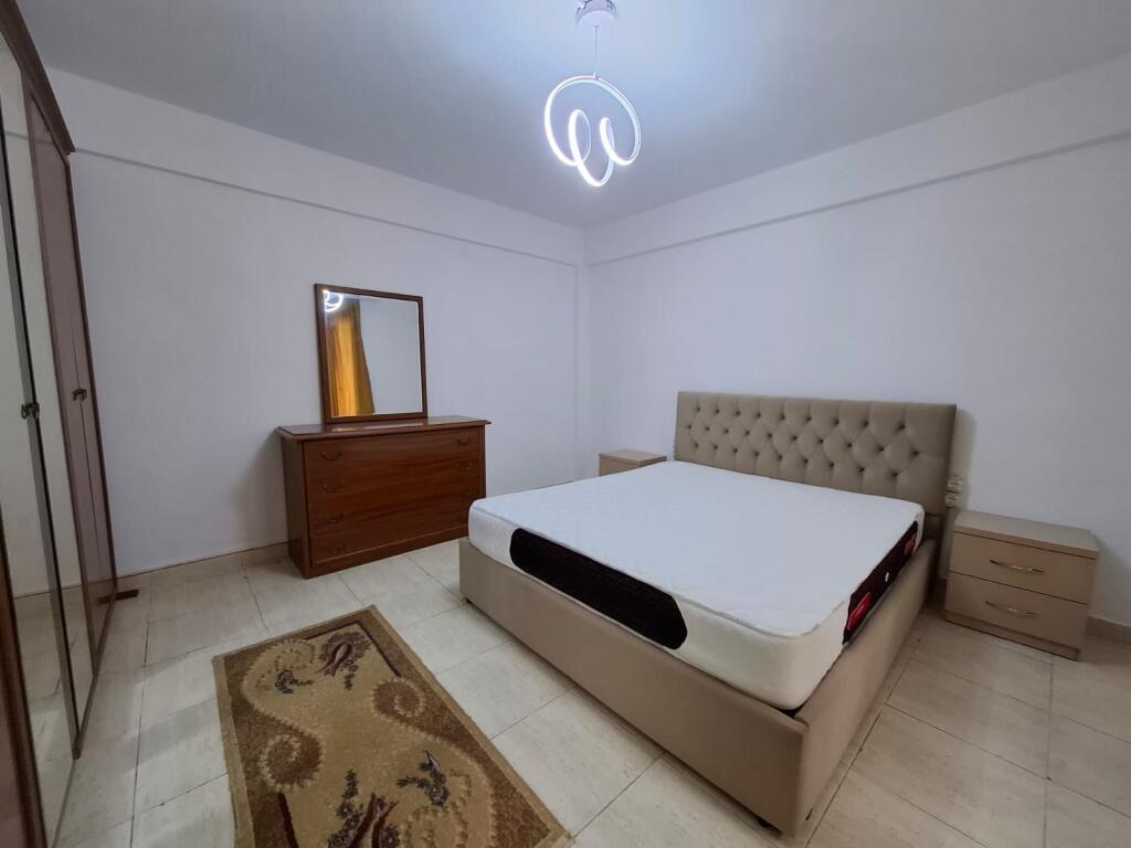 Shtepi 1+1 e Bollshme ( Rr. Vilave - TEG, Lunder ) i Kompletuar: Kuzh e Re &amp; Dh Gjumi e Madhe 300 Euro/Muaj