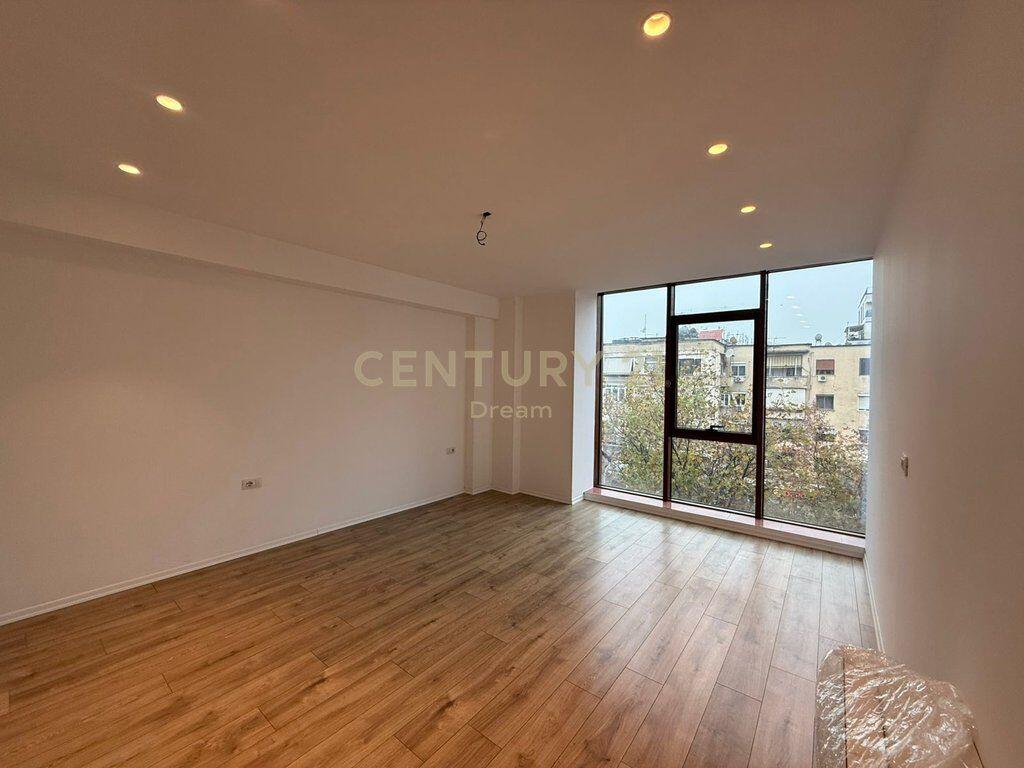 Zyrë me qira pranë Qendrës – Rruga e Kavajës.