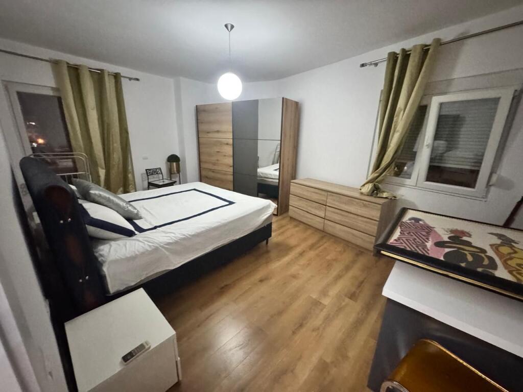 Apartament 2+1+2 tualete tek Komuna e Parisit!