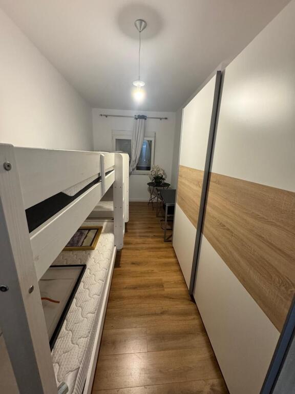 Apartament 2+1+2 tualete tek Komuna e Parisit!