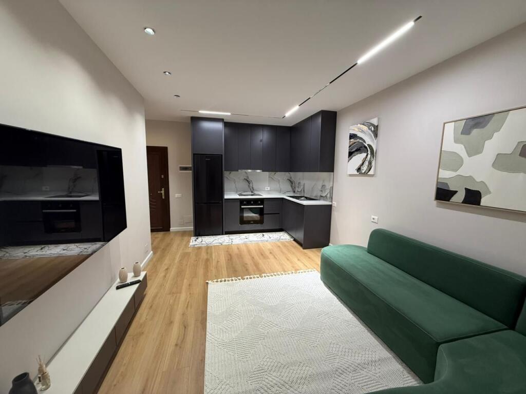 Shitet 1+1 Astir prane Nela 5