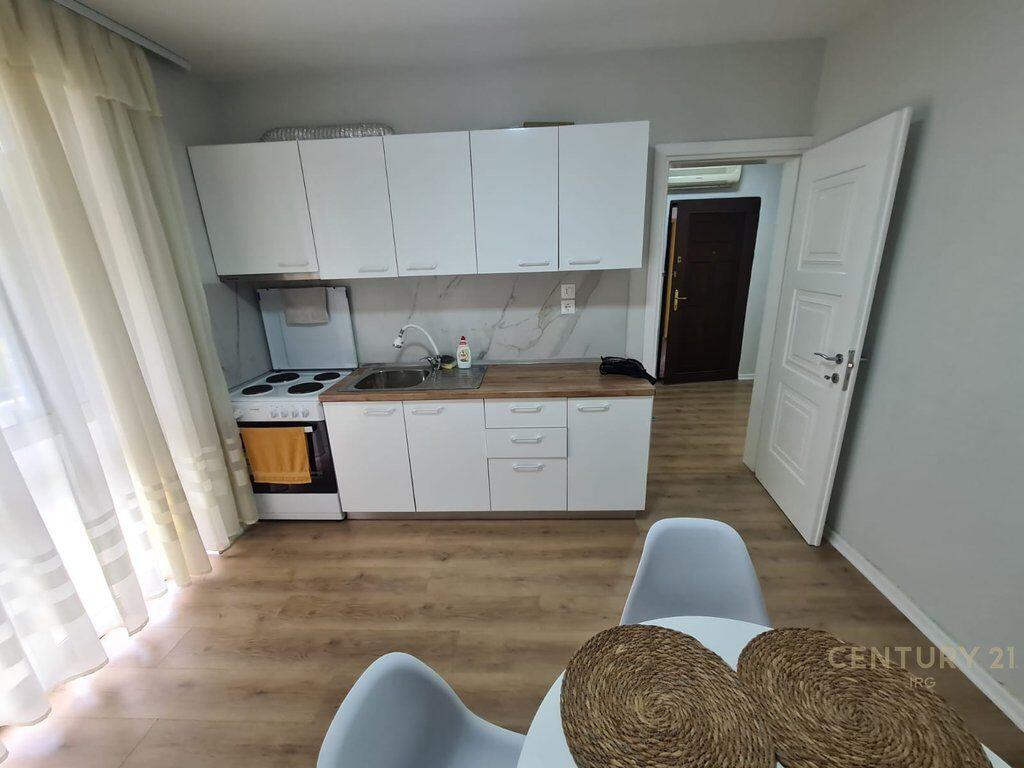 Jepet me qira apartament 1+1 në Rrugën e Kavajës, pranë qendrës.