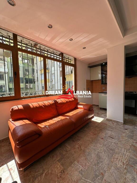 Zyre me qera prane Sheshit Wilson ne Tirane (ID 4261676 )