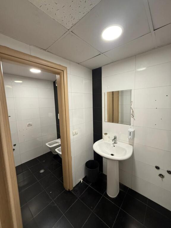 AMBIENT ZYRE 210M2 PER QERA NE BLLOK