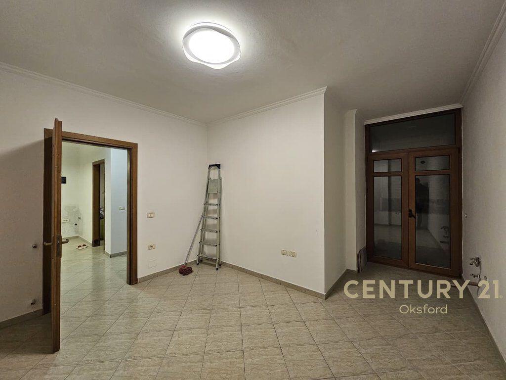 Shitet apartament 2+1 me kuzhinë të veçuar, zona “Shkolla e Kuqe” – Rruga Bardhyl, Tiranë.