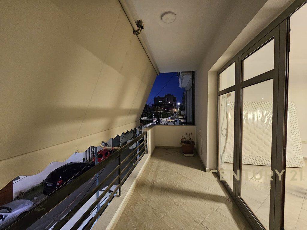 Shitet apartament 2+1 me kuzhinë të veçuar, zona “Shkolla e Kuqe” – Rruga Bardhyl, Tiranë.